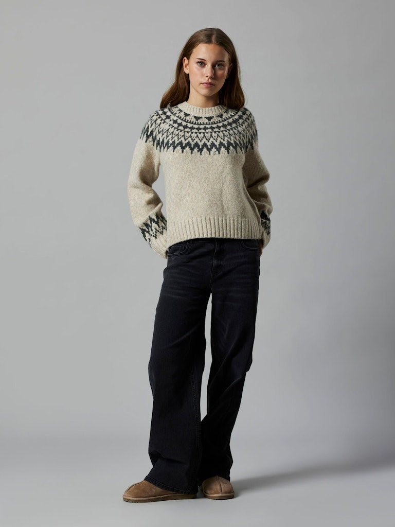 Beige stickad tröja med gröna mönster detaljer. Tjocktröja till tjej, ungdom från LMTD.
NLFNEENLA LS SHORT KNIT
13247773