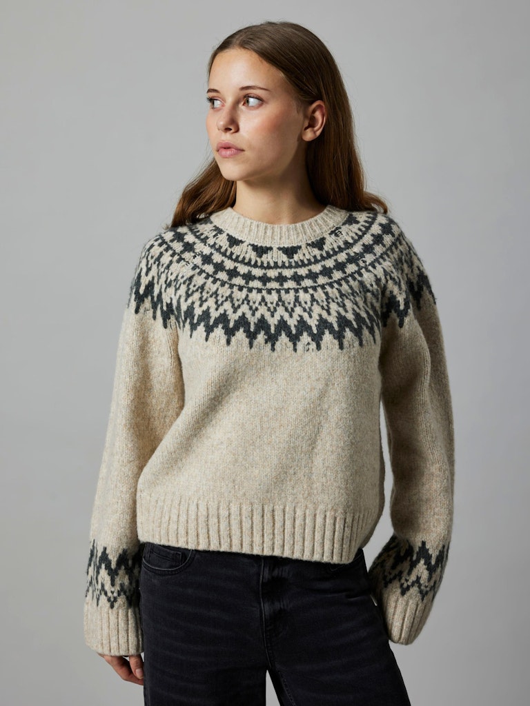 Beige stickad tröja med gröna mönster detaljer. Tjocktröja till tjej, ungdom från LMTD.
NLFNEENLA LS SHORT KNIT
13247773