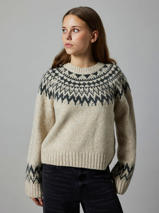 Beige stickad tröja med gröna mönster detaljer. Tjocktröja till tjej, ungdom från LMTD.
NLFNEENLA LS SHORT KNIT
13247773