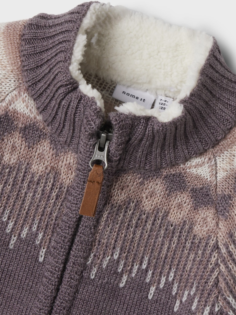 Stickad varm merino ull tröja till flicka. Tjej tröja mönstrad från Name it.
NKFWRISS WOOL LS KNIT TURTLENECK
13228562