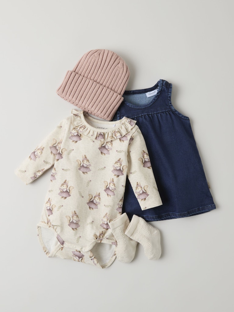 Blå jeans klänning till baby i mjukaste denim. Fin, mjuk klänning till bebis flicka.
NBFTILLY DNM SPENCER 4006-TO S
13247104