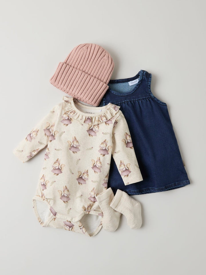 Blå jeans klänning till baby i mjukaste denim. Fin, mjuk klänning till bebis flicka.
NBFTILLY DNM SPENCER 4006-TO S
13247104