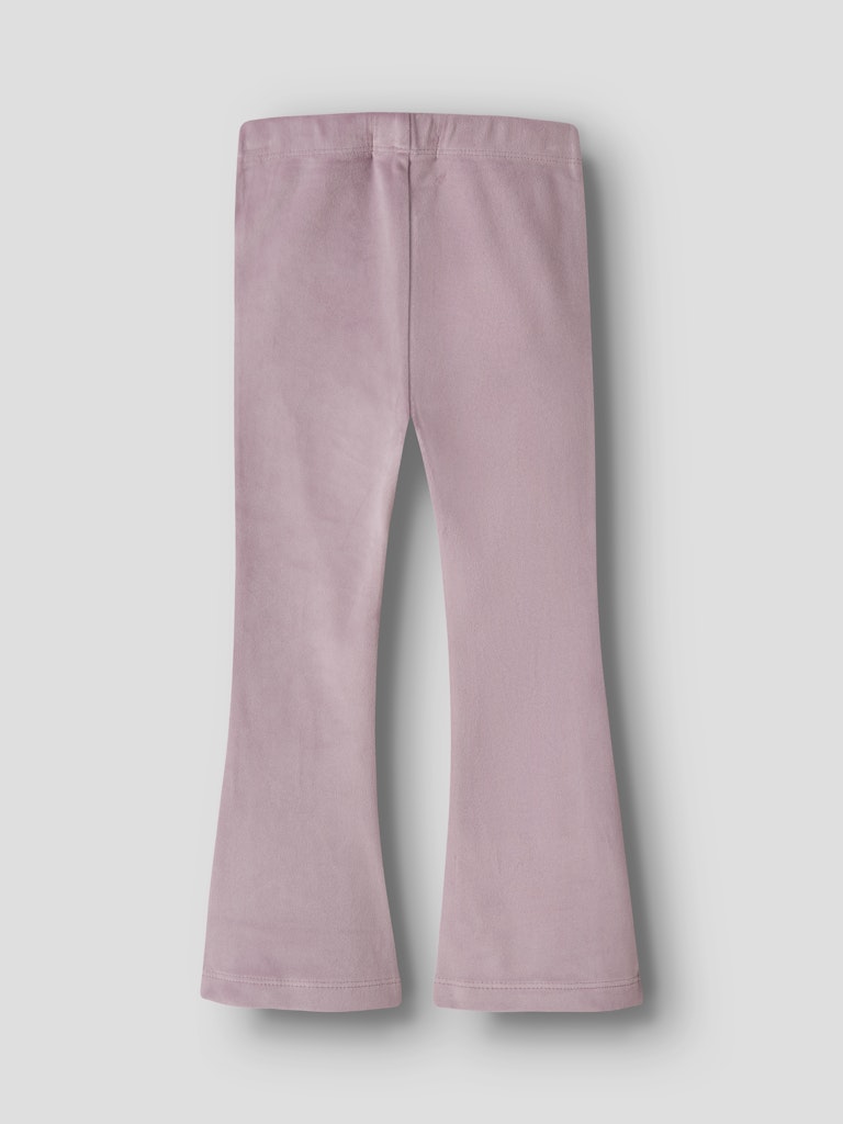 Rosa utsvängd velour byxa till flicka. Flared leggings till liten tjej från Nameit.
NMFSELOUR FLARE PANT
13250483
