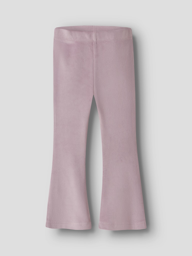 Rosa utsvängd velour byxa till flicka. Flared leggings till liten tjej från Nameit.
NMFSELOUR FLARE PANT
13250483