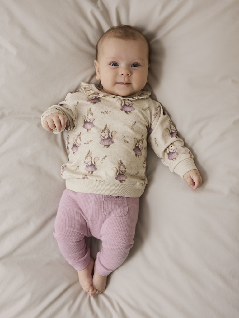 Söt bebis tröja till flicka, mönster av ekorrar och med en gullig volang vid halsen. Ekologiska babykläder till nyfödd flicka från Nameit.
NBFSHELLY LS SWEAT BRU
13250276