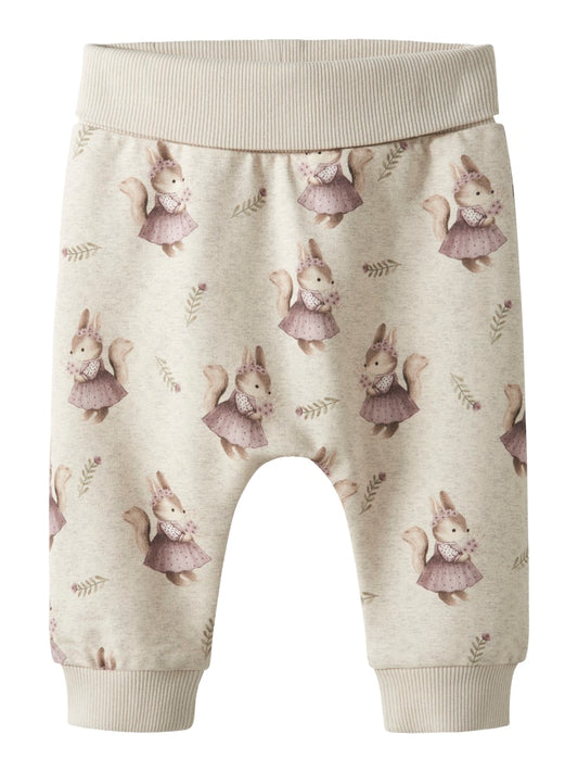 Söt beige baby byxa till flicka med mönster av gulliga ekorrar. Ekologiska bebiskläder till nyfödd tjej.
NBFSHELLY SWEAT PANT BRU
13250275