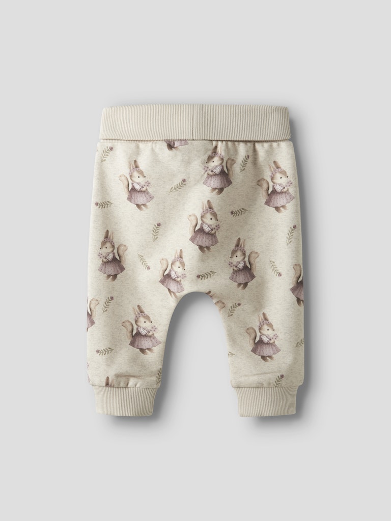 Söt beige baby byxa till flicka med mönster av gulliga ekorrar. Ekologiska bebiskläder till nyfödd tjej.
NBFSHELLY SWEAT PANT BRU
13250275