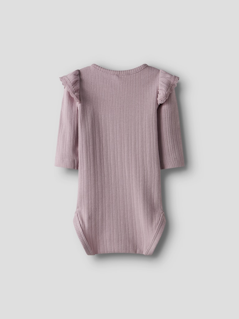 Baby body till bebis flicka med spets och volanger. Ekologiska baby kläder från Nameit till nyfödd.
NBFSIVA LS BODY
13250301