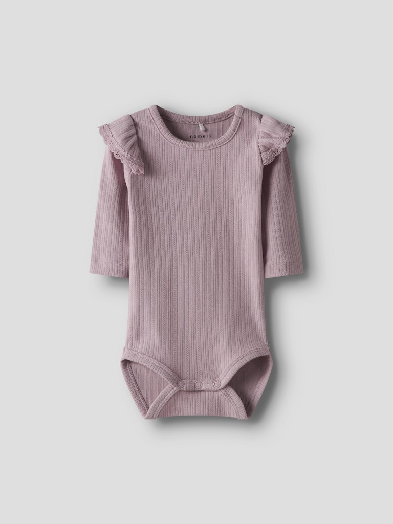 Baby body till bebis flicka med spets och volanger. Ekologiska baby kläder från Nameit till nyfödd.
NBFSIVA LS BODY
13250301