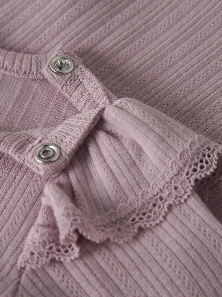 Baby body till bebis flicka med spets och volanger. Ekologiska baby kläder från Nameit till nyfödd.
NBFSIVA LS BODY
13250301