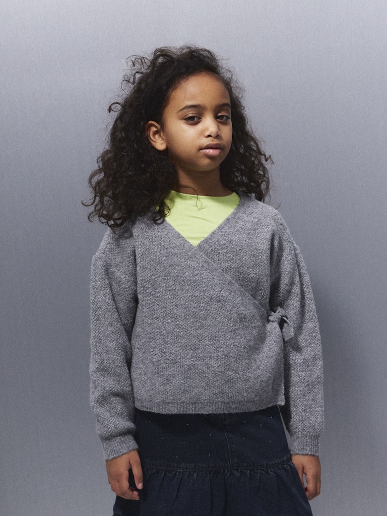 Grå stickad omlott tröja till tjej. Mysig tröja från Nameit.
NKFSANIE LS KNIT
13250477