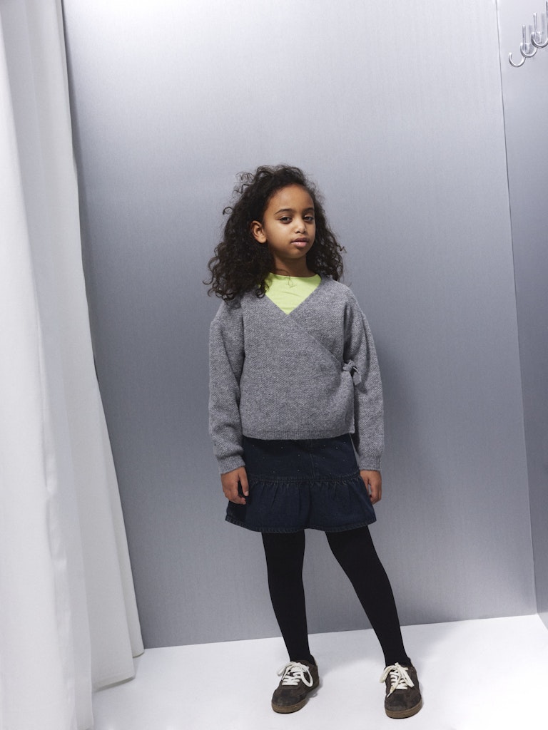 Grå stickad omlott tröja till tjej. Mysig tröja från Nameit.
NKFSANIE LS KNIT
13250477