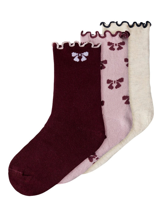 3-pack söta barn strumpor till flicka. Rosa och vinröda strumpor med rosetter i ekologisk bomull från Nameit.
NMFSILKE 3P SOCK
13250739