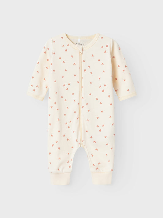 Söt pyjamas med små hjärtan. Dragkedjan på detta sovplagg gör det enkelt att ta av och på och gör blöjbyten enklare.