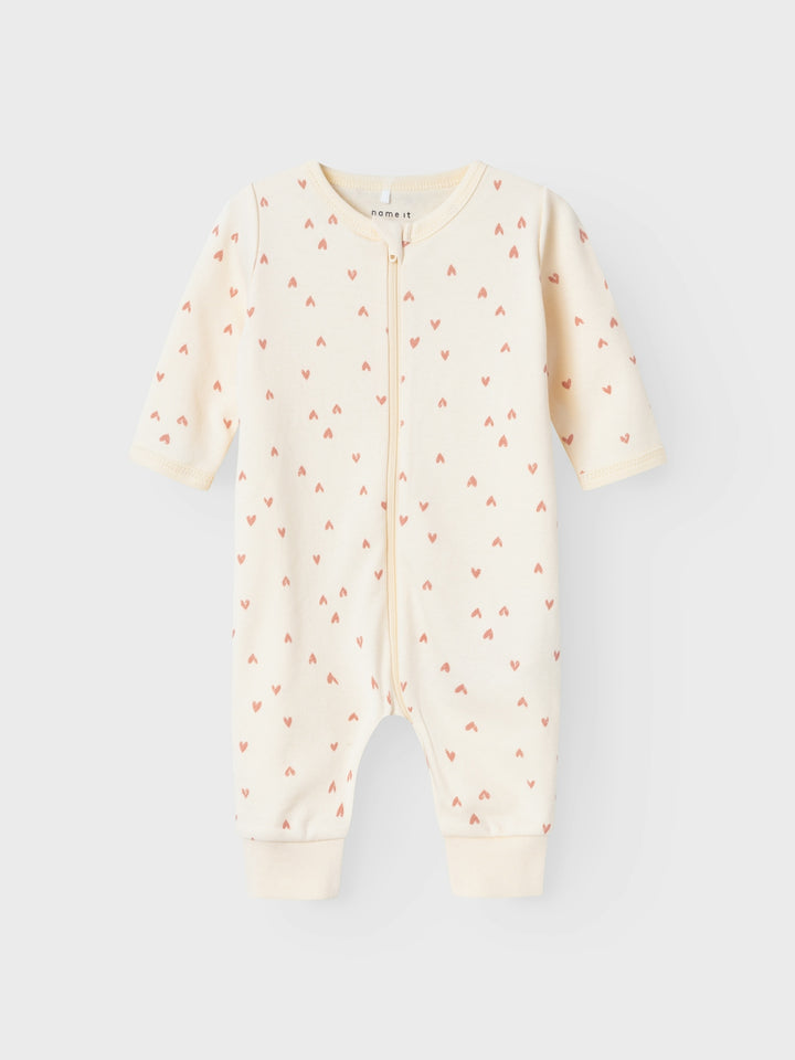 Söt pyjamas med små hjärtan. Dragkedjan på detta sovplagg gör det enkelt att ta av och på och gör blöjbyten enklare.