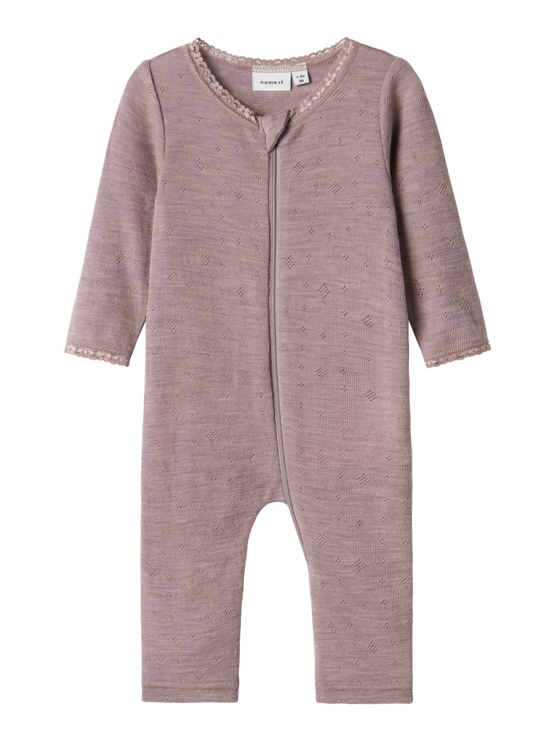 Söt pyjamas / jumpsuit i mjuk och skön merinoull. Att klä din baby flicka i  ull innebär att du kan vara säker på att hon håller sig varm och skön i en kvalitet som anpassar sig efter kroppens temperatur. 
Lägg till mjuka och mysiga ullstilar till ditt barns garderob och säkerställ komfort året runt. Needle drop kännetecknas av tappade stygn för unika mönster och en söt look.

Detaljtyp: sovdräkt
Ärm: Långa ärmar (L/S)
Stängning: Dragkedja
Bendetaljer: Fållar som viks över fötterna för värme
