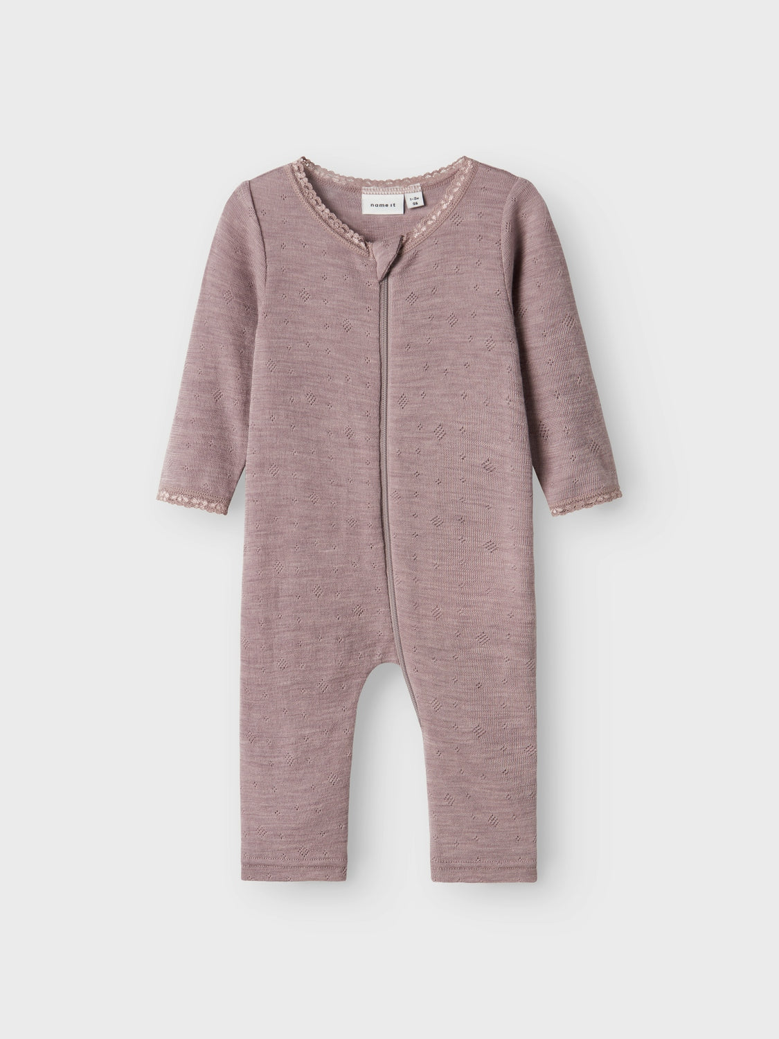 Söt pyjamas / jumpsuit i mjuk och skön merinoull. Att klä din baby flicka i  ull innebär att du kan vara säker på att hon håller sig varm och skön i en kvalitet som anpassar sig efter kroppens temperatur. 
Lägg till mjuka och mysiga ullstilar till ditt barns garderob och säkerställ komfort året runt. Needle drop kännetecknas av tappade stygn för unika mönster och en söt look.

Detaljtyp: sovdräkt
Ärm: Långa ärmar (L/S)
Stängning: Dragkedja
Bendetaljer: Fållar som viks över fötterna för värme