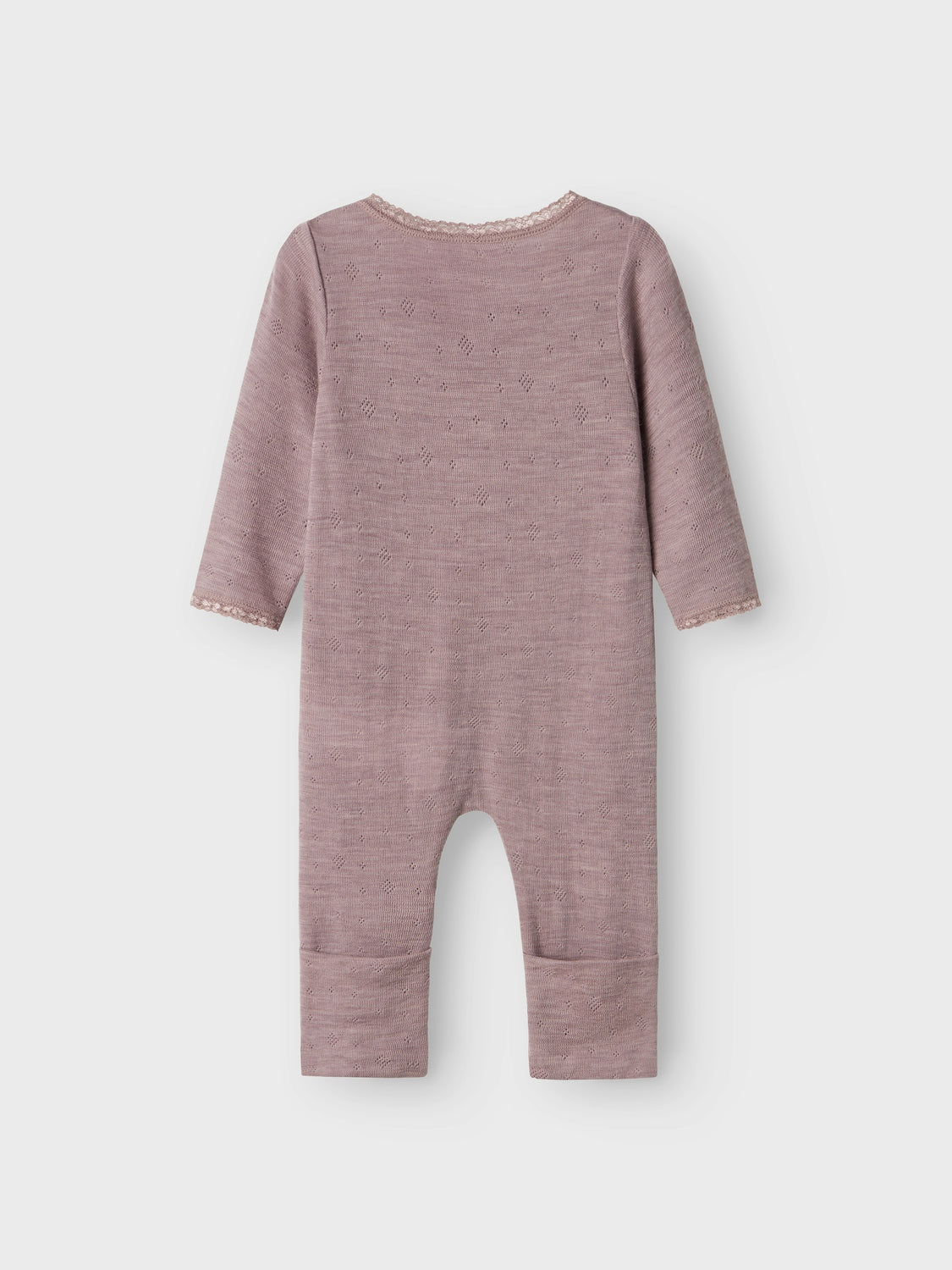 Söt pyjamas / jumpsuit i mjuk och skön merinoull. Att klä din baby flicka i  ull innebär att du kan vara säker på att hon håller sig varm och skön i en kvalitet som anpassar sig efter kroppens temperatur. 
Lägg till mjuka och mysiga ullstilar till ditt barns garderob och säkerställ komfort året runt. Needle drop kännetecknas av tappade stygn för unika mönster och en söt look.

Detaljtyp: sovdräkt
Ärm: Långa ärmar (L/S)
Stängning: Dragkedja
Bendetaljer: Fållar som viks över fötterna för värme