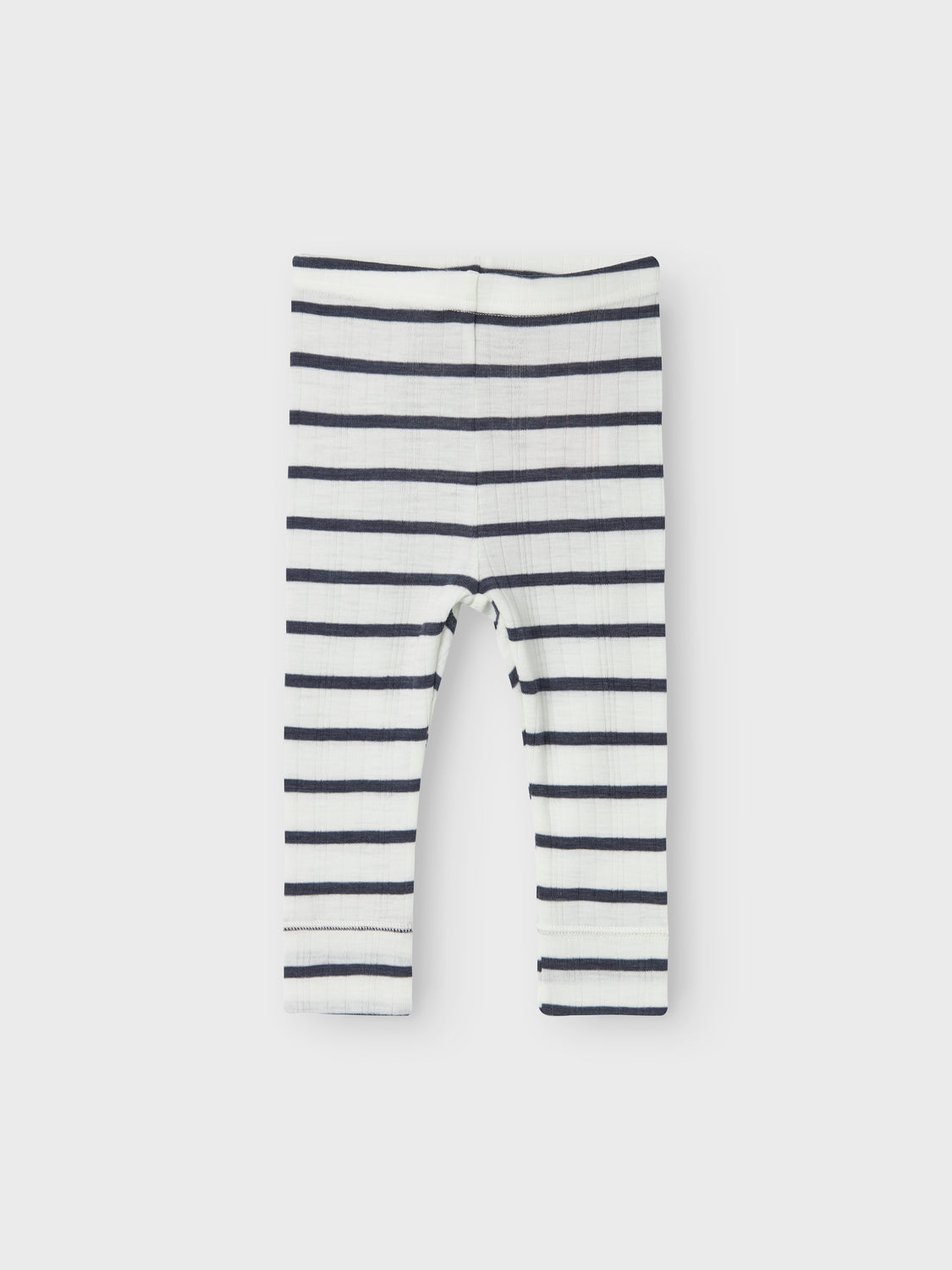 Randig baby Leggings i merino ull i klassiskt blå, vitt. Lägg till mjuka och mysiga ullstilar till ditt barns garderob och säkerställ komfort året runt. Needle drop kännetecknas av tappade stygn för unika mönster och en söt look.

Produkttyp: Long Johns
Extra detaljer: Resår i midjan
Mönster: Mönster upprepas över hela ytan av produkten
Byxa till bebis pojke, kille i merinoull