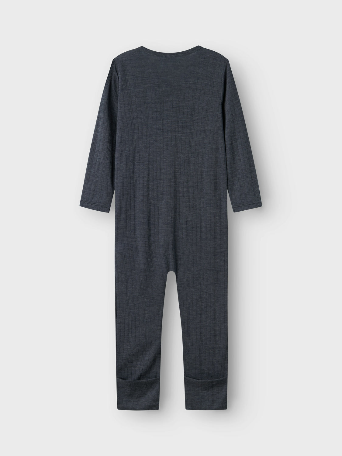 Merino Ull Onepiece Lägg till mjuka och mysiga ullstilar till ditt barns garderob och säkerställ komfort året runt. Needle drop kännetecknas av tappade stygn för unika mönster och en söt look.  Produkttyp: Sovdräkt Ärm: Långa ärmar (L/S) Stängning: Dragkedja Bendetaljer: Fållar som viks över fötterna för värme  30°C fintvätt, Blek ej, Får ej torktumlas, Stryk vid låg temperatur, Kemtvätt ej  Max krympning 8%, Använd endast siden- eller ulltvättmedel. Ull kläder till pojke. Ullpyjamas till liten kille.