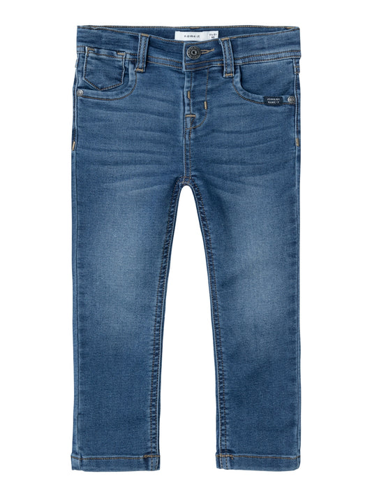 Slim Fit jeans till pojke. Hitta de perfekta jeansen och överraska ditt barn med tidlösa stilar som garanterar en cool look och rörelsefrihet. Sweat denim är ett mjukt tyg med en autentisk indigo-denim-look för en bekväm känsla och ett klassiskt uttryck.  Produkttyp: Jeans med smal passform Stängning: Tryckknapp och halv skengylf, tryckknapp och halv skengylf (storlek 80-110) eller hakknapp och dragkedja (storlek 116-164) Fickor: Bakfickor, Framfickor Extra detaljer: Justerbar midja, Etikett, Nitar Tvätt/fi