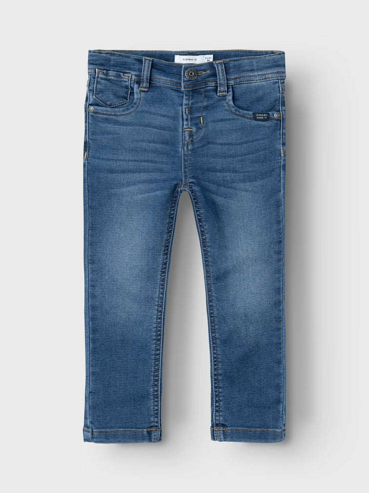 Slim Fit jeans till pojke. Hitta de perfekta jeansen och överraska ditt barn med tidlösa stilar som garanterar en cool look och rörelsefrihet. Sweat denim är ett mjukt tyg med en autentisk indigo-denim-look för en bekväm känsla och ett klassiskt uttryck.  Produkttyp: Jeans med smal passform Stängning: Tryckknapp och halv skengylf, tryckknapp och halv skengylf (storlek 80-110) eller hakknapp och dragkedja (storlek 116-164) Fickor: Bakfickor, Framfickor Extra detaljer: Justerbar midja, Etikett, Nitar Tvätt/fi