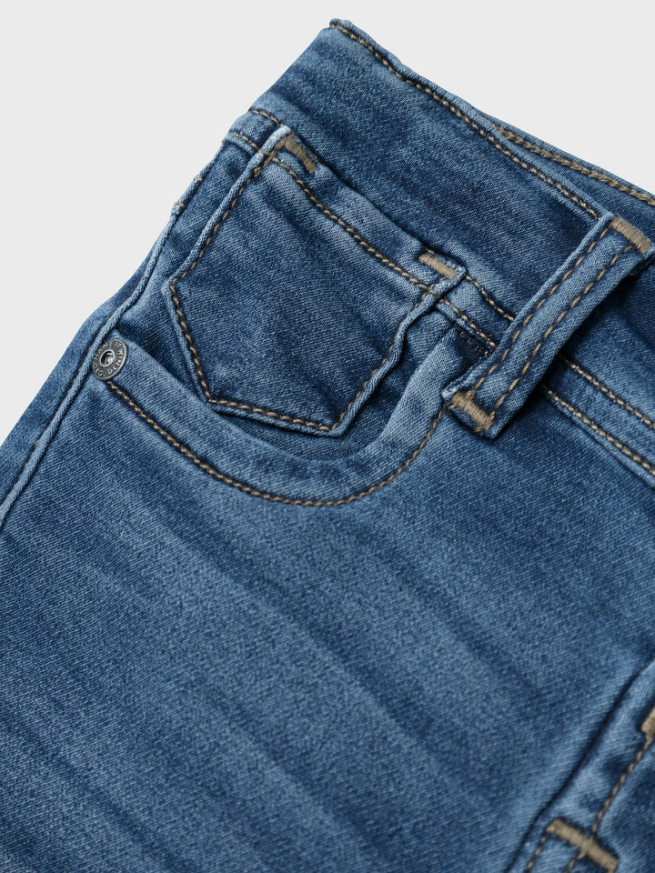 Slim Fit jeans till pojke. Hitta de perfekta jeansen och överraska ditt barn med tidlösa stilar som garanterar en cool look och rörelsefrihet. Sweat denim är ett mjukt tyg med en autentisk indigo-denim-look för en bekväm känsla och ett klassiskt uttryck.  Produkttyp: Jeans med smal passform Stängning: Tryckknapp och halv skengylf, tryckknapp och halv skengylf (storlek 80-110) eller hakknapp och dragkedja (storlek 116-164) Fickor: Bakfickor, Framfickor Extra detaljer: Justerbar midja, Etikett, Nitar Tvätt/fi