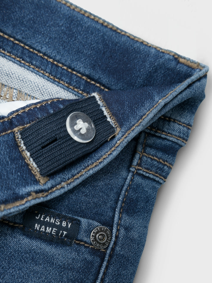 Slim Fit jeans till pojke. Hitta de perfekta jeansen och överraska ditt barn med tidlösa stilar som garanterar en cool look och rörelsefrihet. Sweat denim är ett mjukt tyg med en autentisk indigo-denim-look för en bekväm känsla och ett klassiskt uttryck.  Produkttyp: Jeans med smal passform Stängning: Tryckknapp och halv skengylf, tryckknapp och halv skengylf (storlek 80-110) eller hakknapp och dragkedja (storlek 116-164) Fickor: Bakfickor, Framfickor Extra detaljer: Justerbar midja, Etikett, Nitar Tvätt/fi