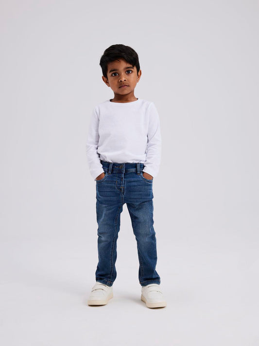 Slim Fit jeans till pojke. Hitta de perfekta jeansen och överraska ditt barn med tidlösa stilar som garanterar en cool look och rörelsefrihet. Sweat denim är ett mjukt tyg med en autentisk indigo-denim-look för en bekväm känsla och ett klassiskt uttryck.  Produkttyp: Jeans med smal passform Stängning: Tryckknapp och halv skengylf, tryckknapp och halv skengylf (storlek 80-110) eller hakknapp och dragkedja (storlek 116-164) Fickor: Bakfickor, Framfickor Extra detaljer: Justerbar midja, Etikett, Nitar Tvätt/fi
