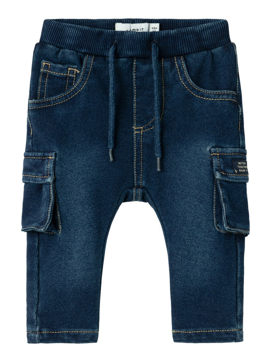 Väldigt mjuka baby jeans med fickor på låren. Riktigt cool look för de allra yngsta. Jeans till bebis pojke.