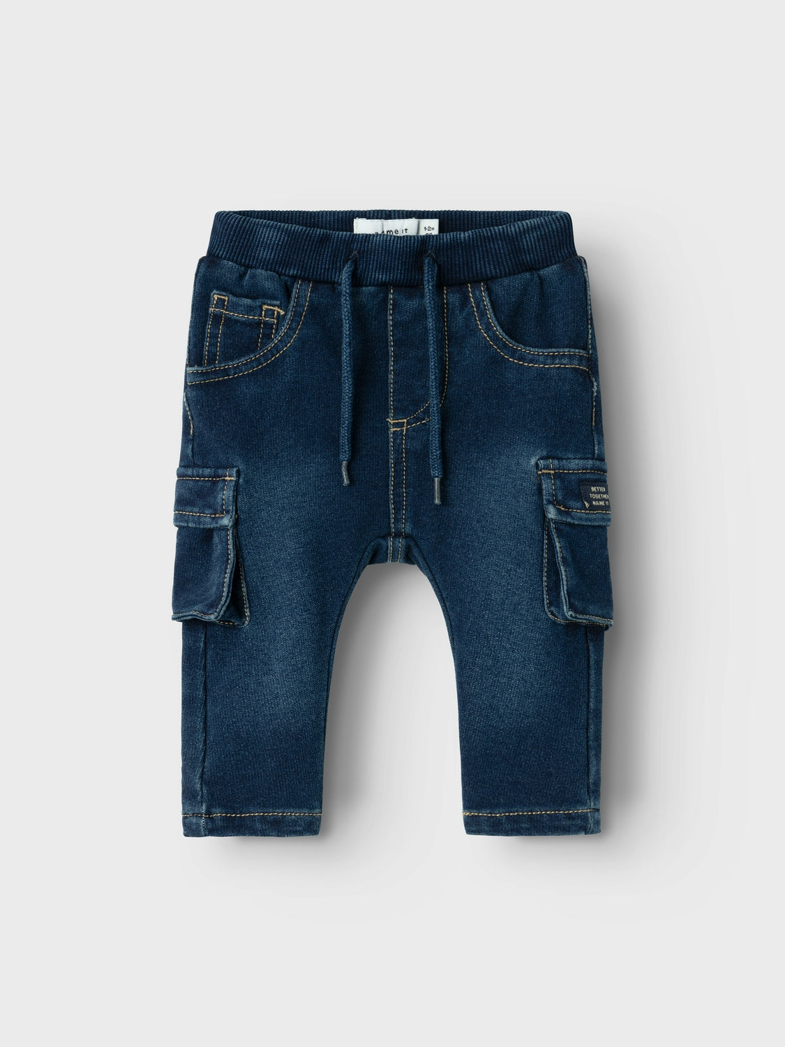 Väldigt mjuka baby jeans med fickor på låren. Riktigt cool look för de allra yngsta. Jeans till bebis pojke.