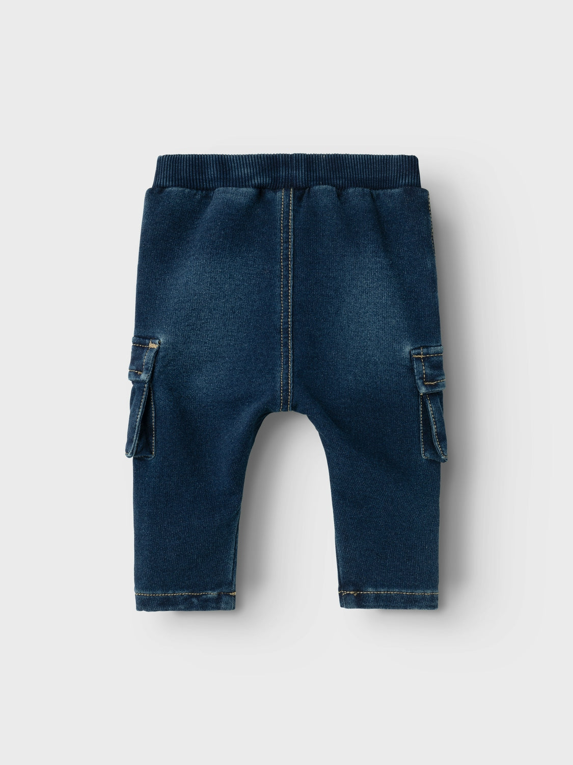 Väldigt mjuka baby jeans med fickor på låren. Riktigt cool look för de allra yngsta. Jeans till bebis pojke.