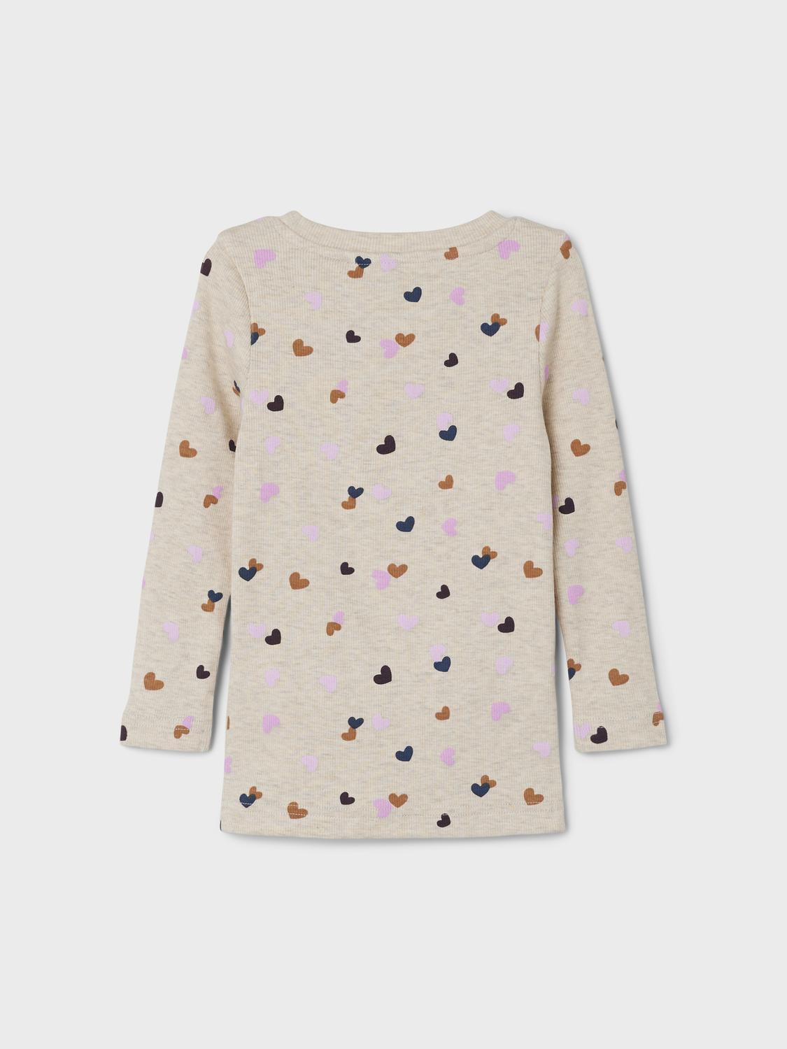 Ribbad långärmad beige tröja med söta hjärtan på till liten tjej. Sätt ihop den perfekta outfiten för ditt barn med kvalitativa vardagsstilar och skapa en bekväm och trendig look. Ribbstickad har ett vertikalt, randigt mönster och bra elasticitet för en skön känsla och en tidlös look.  Produkttyp: Topp Hals: Rund hals Ärm: Lång ärm Utskrift: Utskrift upprepas över hela produktens yta Passform: Normal passform  Huvudmaterialet i denna produkt innehåller minst 50 % ekologisk bomull. Ekologisk bomull 