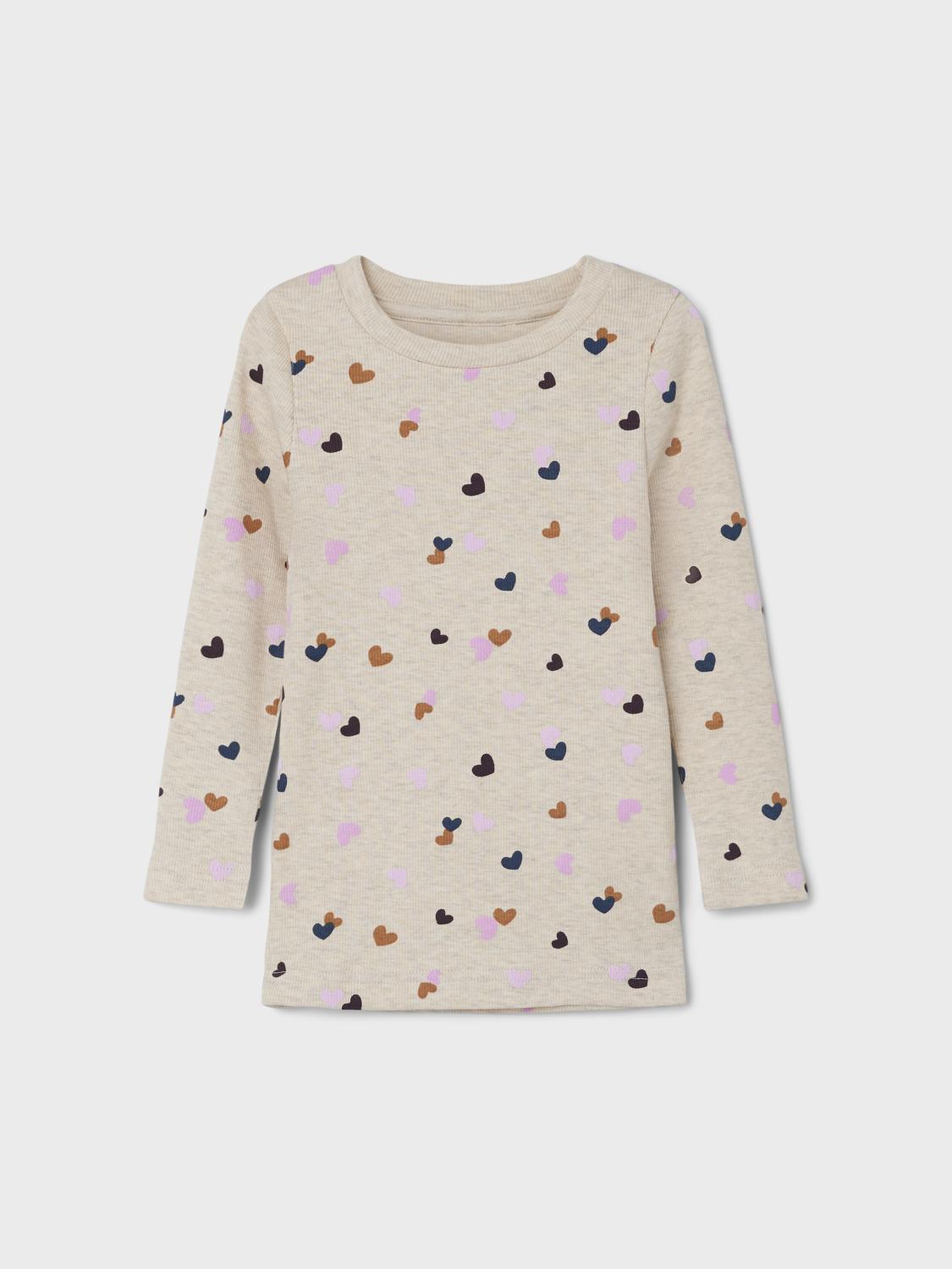 Ribbad långärmad beige tröja med söta hjärtan på till liten tjej. Sätt ihop den perfekta outfiten för ditt barn med kvalitativa vardagsstilar och skapa en bekväm och trendig look. Ribbstickad har ett vertikalt, randigt mönster och bra elasticitet för en skön känsla och en tidlös look.  Produkttyp: Topp Hals: Rund hals Ärm: Lång ärm Utskrift: Utskrift upprepas över hela produktens yta Passform: Normal passform  Huvudmaterialet i denna produkt innehåller minst 50 % ekologisk bomull. Ekologisk bomull 