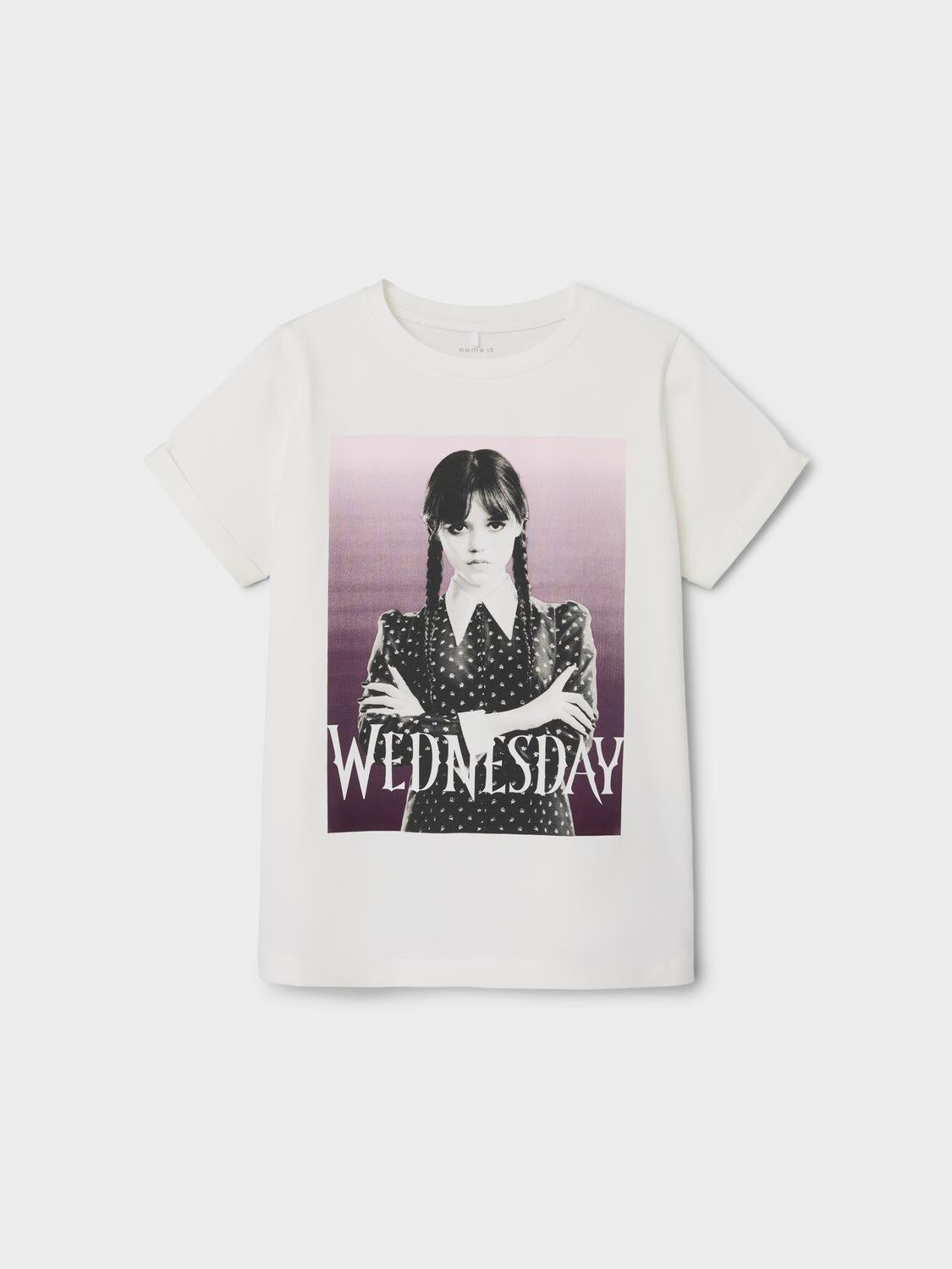 Cool t-shirt med foto av Wednesday. Familjen Adams dotter står modell på trycket på denna topp.