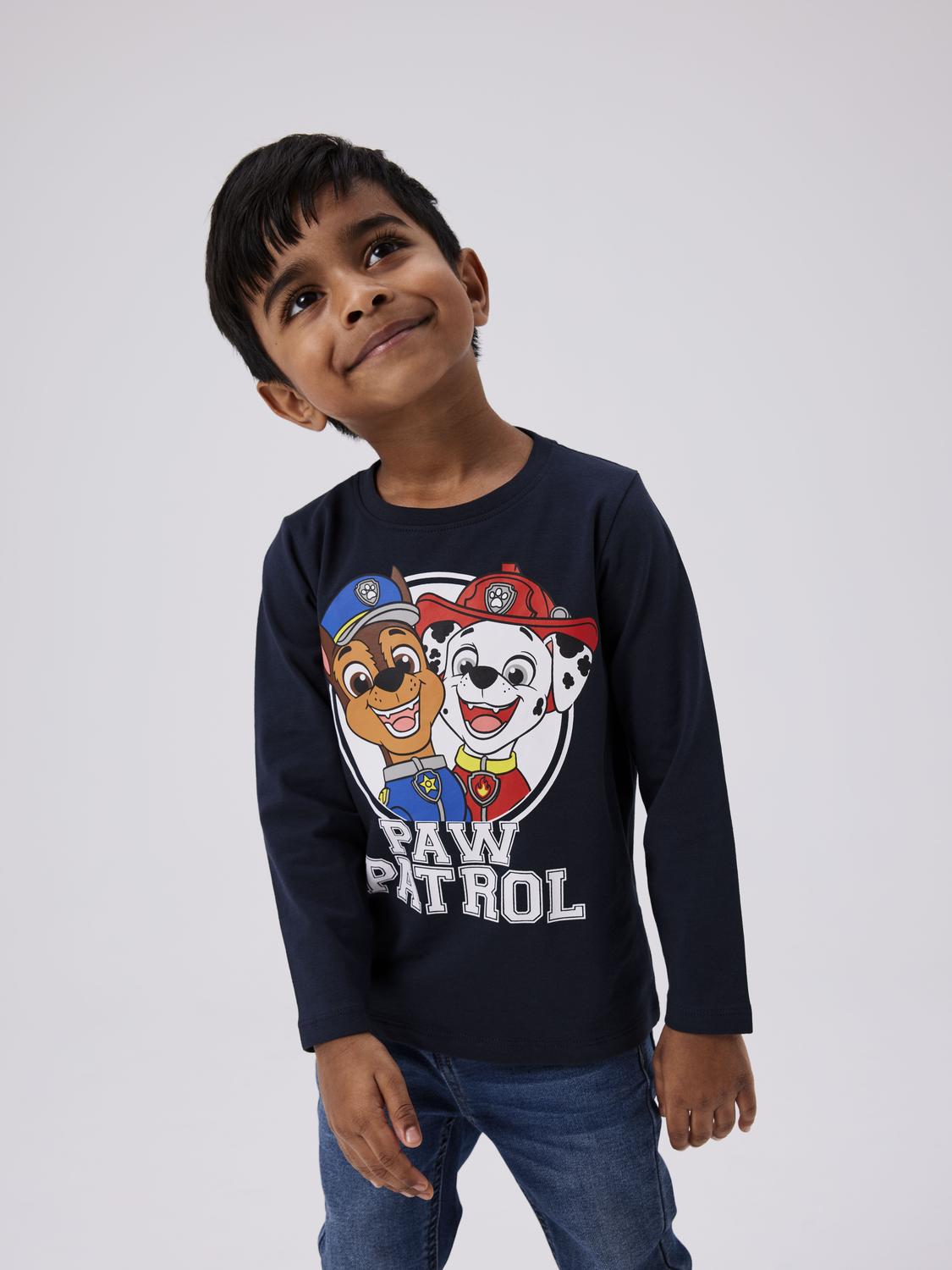 Pojke klädd i tröja med hundarna från den kända filmenPawPatrol. Långärmad t-shirt i mörkt blå. Fin hundtröja till liten kille, men passar självklart både flicka och pojke.