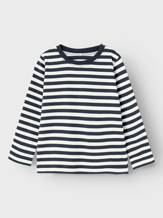 Blå vit randig långärmad t-shirt i skön bomull till pojke, kille. 
13232123
NMMSALMO NREG LS TOP NOOS