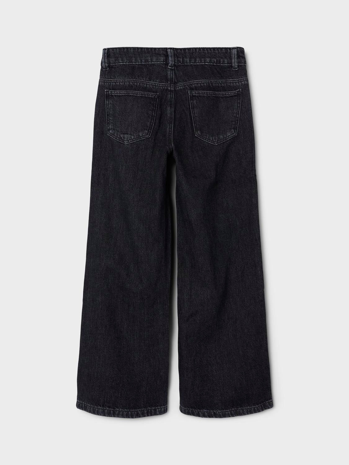 Coola jeans för tjej, flicka är ett måste i alla barns garderob, och oavsett om du föredrar trendiga utseenden eller tidlösa plagg. 
Produkttyp: jeans med bred passform
Stängning: Hakknapp och gylf med dragkedja, tryckknapp och halv gylfknäppning (storlek 80-110) eller hakknapp och gylf med dragkedja (storlek 116-164)
Fickor: Bakfickor, Framfickor
Tvätt/finish: Subtila skavningar
Passform: Detta par jeans har en normal passform på höften och 