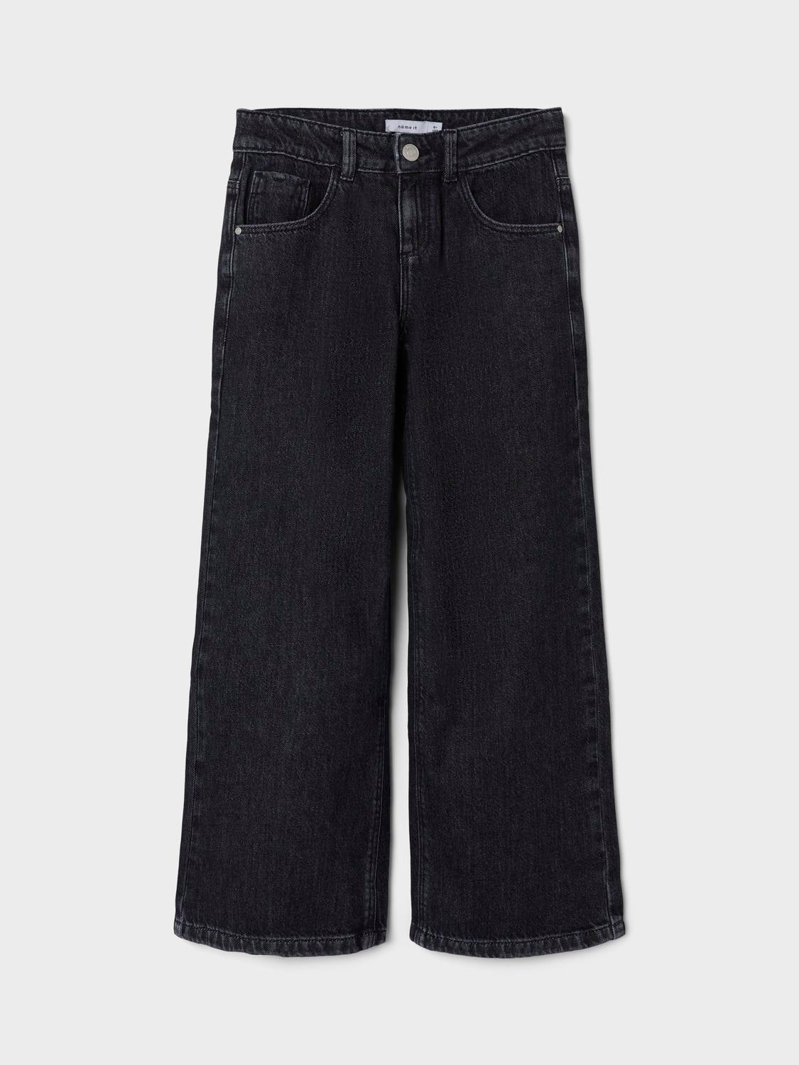 Coola jeans för tjej, flicka är ett måste i alla barns garderob, och oavsett om du föredrar trendiga utseenden eller tidlösa plagg. 
Produkttyp: jeans med bred passform
Stängning: Hakknapp och gylf med dragkedja, tryckknapp och halv gylfknäppning (storlek 80-110) eller hakknapp och gylf med dragkedja (storlek 116-164)
Fickor: Bakfickor, Framfickor
Tvätt/finish: Subtila skavningar
Passform: Detta par jeans har en normal passform på höften och 