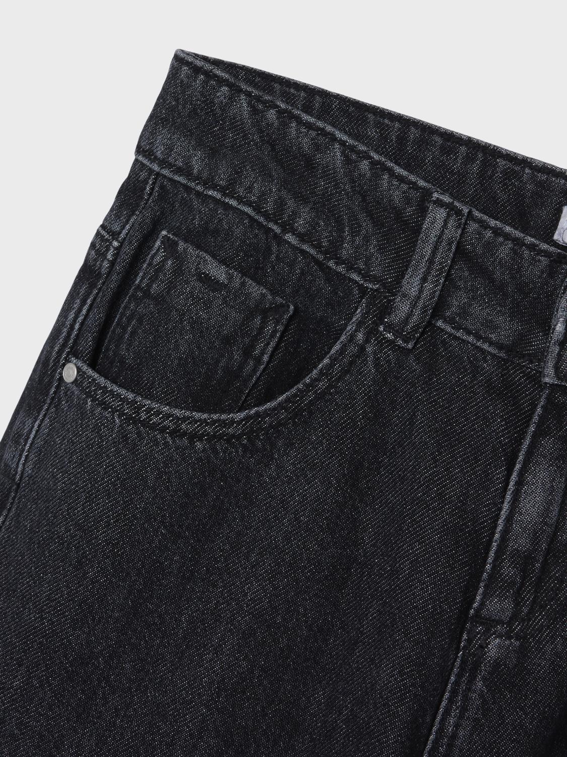 Coola jeans för tjej, flicka är ett måste i alla barns garderob, och oavsett om du föredrar trendiga utseenden eller tidlösa plagg. 
Produkttyp: jeans med bred passform
Stängning: Hakknapp och gylf med dragkedja, tryckknapp och halv gylfknäppning (storlek 80-110) eller hakknapp och gylf med dragkedja (storlek 116-164)
Fickor: Bakfickor, Framfickor
Tvätt/finish: Subtila skavningar
Passform: Detta par jeans har en normal passform på höften och 