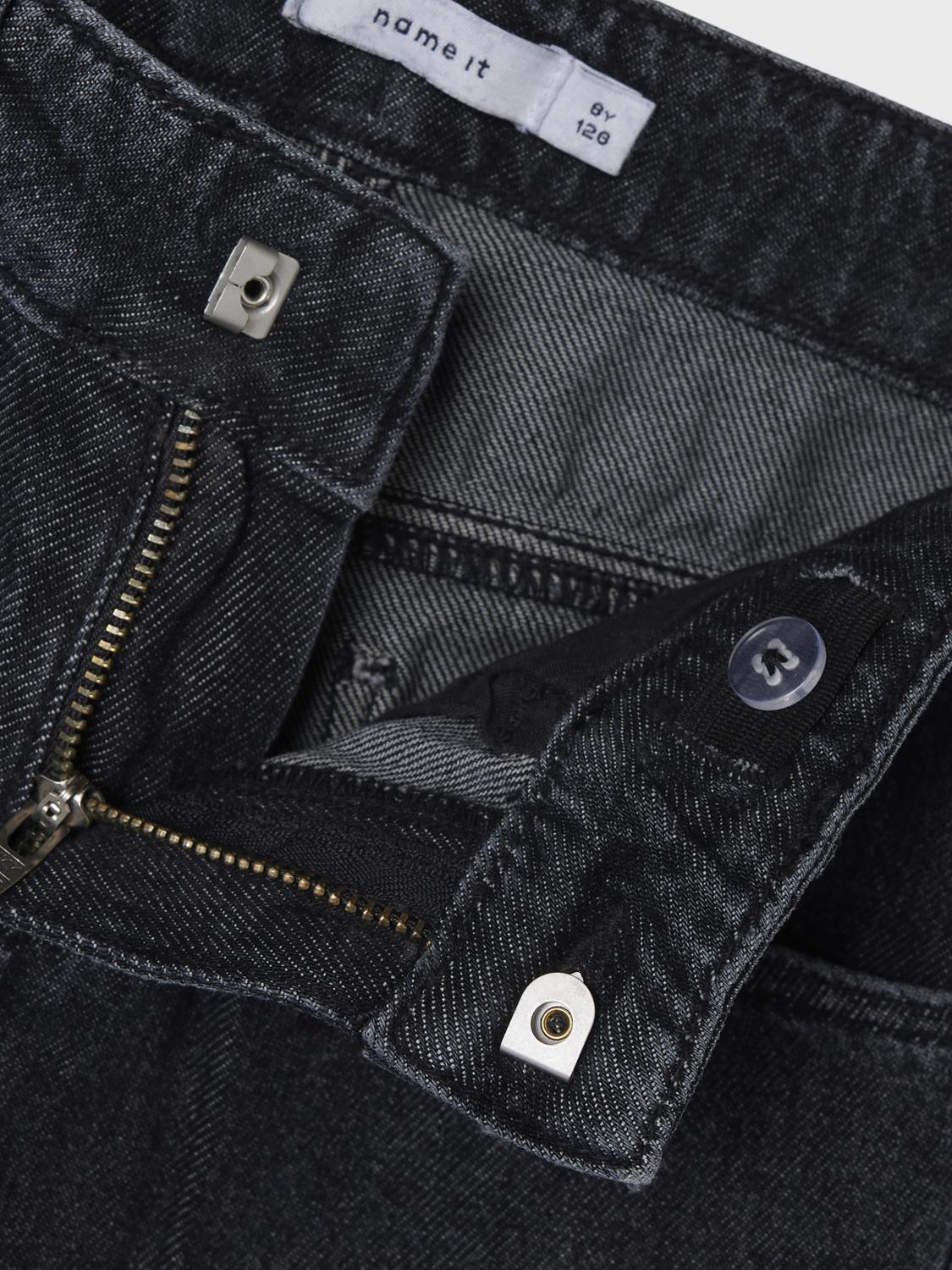 Coola jeans för tjej, flicka är ett måste i alla barns garderob, och oavsett om du föredrar trendiga utseenden eller tidlösa plagg. 
Produkttyp: jeans med bred passform
Stängning: Hakknapp och gylf med dragkedja, tryckknapp och halv gylfknäppning (storlek 80-110) eller hakknapp och gylf med dragkedja (storlek 116-164)
Fickor: Bakfickor, Framfickor
Tvätt/finish: Subtila skavningar
Passform: Detta par jeans har en normal passform på höften och 