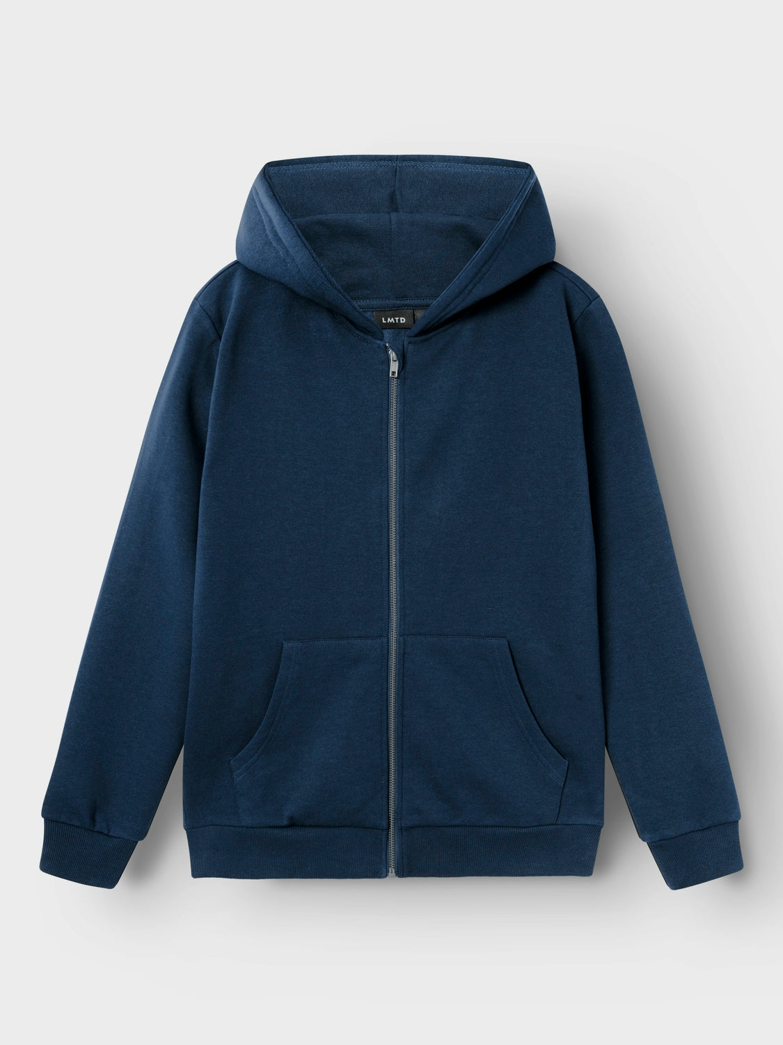 Välkommen bekväma och coola sweatshirts till garderoben och kombinera med både jeans, klänningar och träningsbyxor för en trendig look. Borstad sweatshirt har en mjuk insida för en bekväm känsla på denna hoodie för både tjej och kille.

Produkttyp: Cardigan
Hals: Hoodie
Ärm: Lång ärm
Muddar: Ribbstickade muddar
Stängning: Dragkedja
Extra detaljer: Ribbkant
Passform: Avslappnad passform