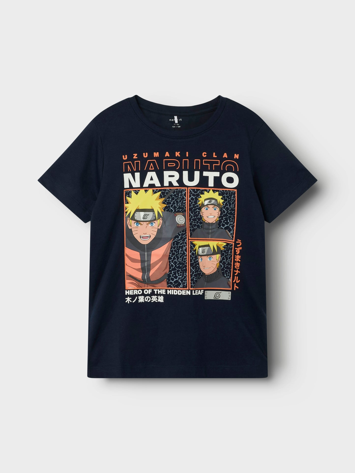 Kortärmad t-shirt till kille, pojke med mangafiguren Naruto. Ge ditt barns garderob en uppdatering med coola toppar perfekta för vardagsbruk och speciella tillfällen. Jersey är ett lätt och stretchigt tyg med en mjuk yta och insida för en bekväm känsla och rörelsefrihet. Naruto Uzumaki är en japansk mangakaraktär, som är en ung ninja under träning. Berättelsen dök ursprungligen upp som en mangaserie och har sedan dess anpassats till media som TV, film, spel och streaming.

T-shirt
Rund hals