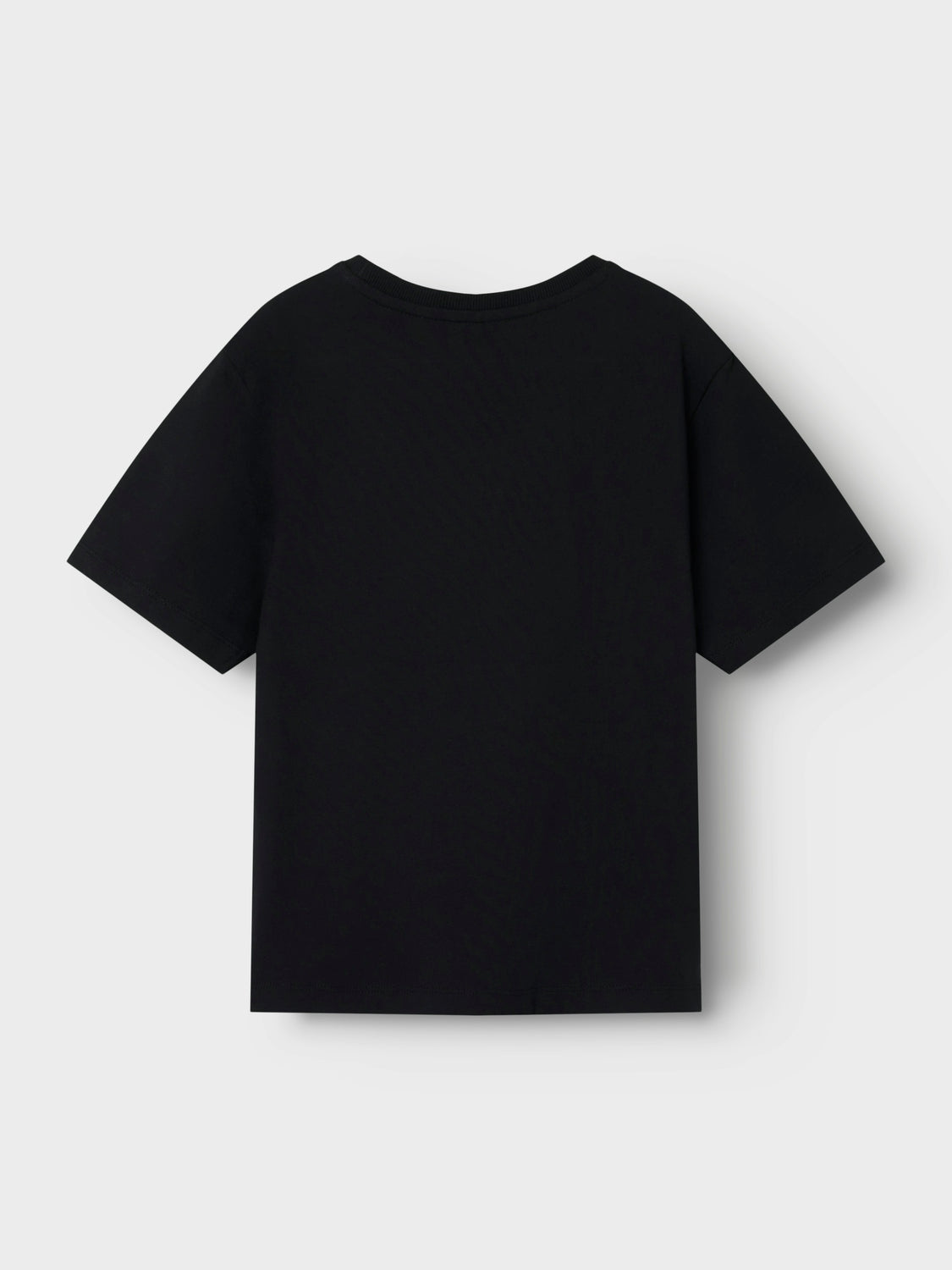 Svart unisex t-shirt med kort ärm. Snygg enkel baströja i loose fit som passar både tjejer och killar.