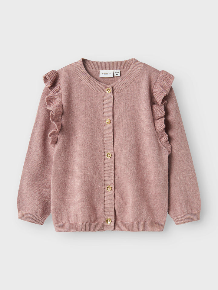 Söt finstickad kofta i rosa och lite glitter till flicka. Passar perfekt både till vardag och fest för din lilla tjej.

Sätt ihop den perfekta outfiten för ditt barn med kvalitativa vardagsstilar och skapa en bekväm och trendig look. Glittertyg har en glänsande och skimrande effekt för en glamorös look.

Produkttyp: Stickad kofta
Hals: Rund hals
Ärm: Lång ärm
Stängning: Knäppning
Extra detaljer: Volanger
Passform: Normal passform