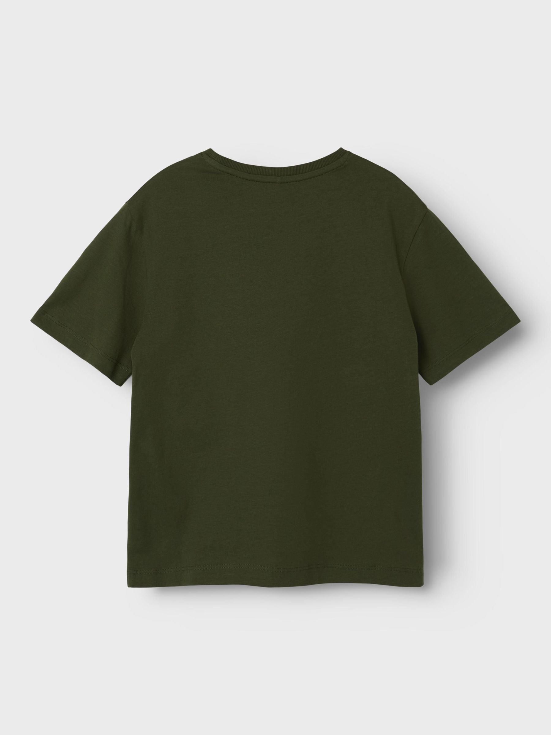 Snygg enfärgad t-shirt i enkla färger och helt rätt i trenden till pojke. Grön kortärmad tröja till kille.

Huvudmaterialet i denna produkt innehåller minst 50 % ekologisk bomull. Ekologisk bomull odlas utan användning av skadliga kemikalier. Ekologisk bomullsodling skyddar naturresurser och biologisk mångfald