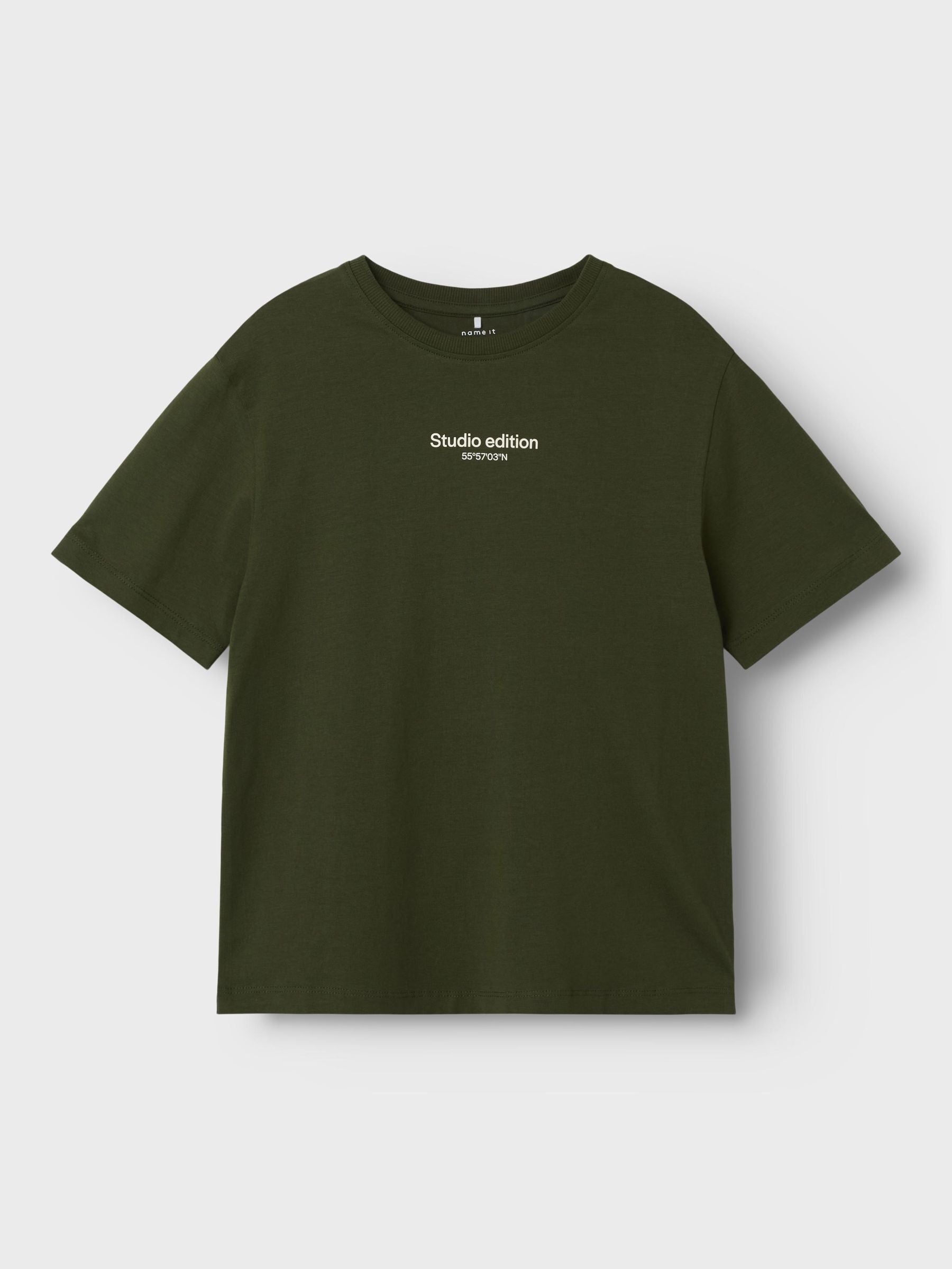 Snygg enfärgad t-shirt i enkla färger och helt rätt i trenden till pojke. Grön kortärmad tröja till kille.

Huvudmaterialet i denna produkt innehåller minst 50 % ekologisk bomull. Ekologisk bomull odlas utan användning av skadliga kemikalier. Ekologisk bomullsodling skyddar naturresurser och biologisk mångfald