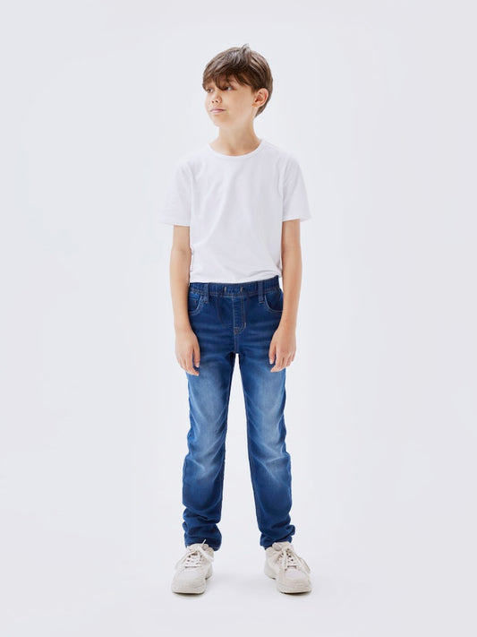 Blå mjukis jeans med skön resår i midjan till pojke. Joggers från Name it.
NKMRYAN SLIM SWE JEANS 5225-TH NOOS