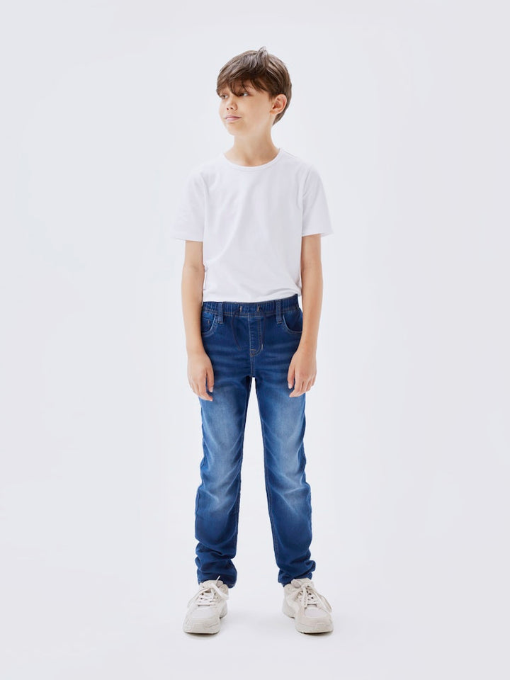 Blå mjukis jeans med skön resår i midjan till pojke. Joggers från Name it.
NKMRYAN SLIM SWE JEANS 5225-TH NOOS