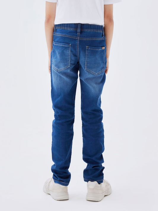 Blå mjukis jeans med skön resår i midjan till pojke. Joggers från Name it.
NKMRYAN SLIM SWE JEANS 5225-TH NOOS